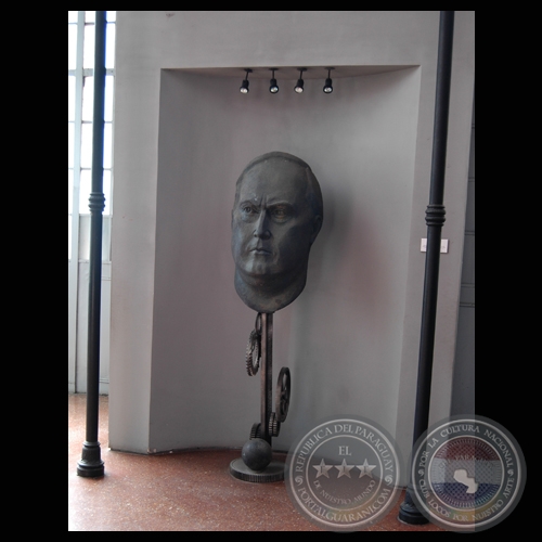 DON CARLOS ANTONIO LÓPEZ, 2004 - Escultura de HERMANN GUGGIARI